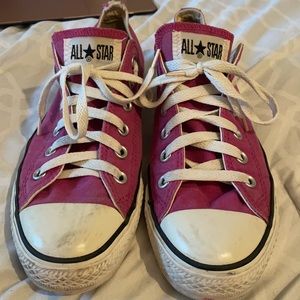 Fuschia low top converse shoes
